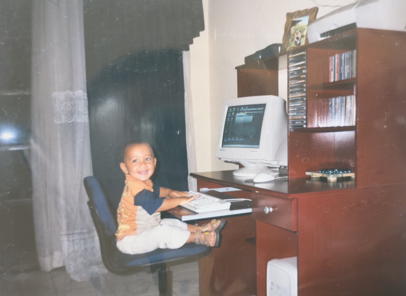 Lucas pequeno sentado em frente a um computador